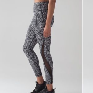 Lululemon Invigorate 7/8 Tight Daisy Dust Alpine White Black size 4